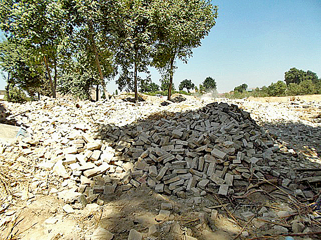 25 августа 2017 года. Груды кирпичей 25 августа 2017 года. Груды кирпичей