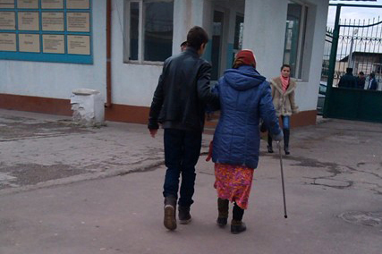 Перед воротами одного из отделов въезда, выезда и оформления гражданства г. Ташкента Перед воротами одного из отделов въезда, выезда и оформления гражданства г. Ташкента