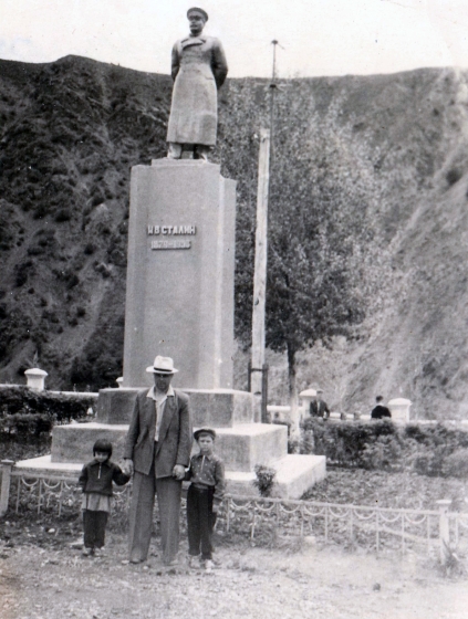 Пётр Гросс с детьми. Ирина слева. Янгиабад 1959 год